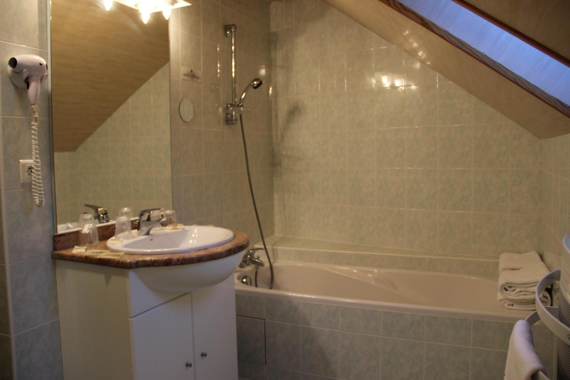 Hotel Restaurant Logis La Meridienne Anglards de Saint Flour Rom bilde